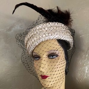 ELEGANT 1960S' OFF-WHITE STRAW HAT WITH BROWN FEATHER TRIM + VEIL